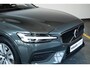 Volvo V60 B4 Essential Edition | Stoelverwarming | Stuurwielverwarming | Parkeersensoren voor + achter | Parkeercamera | BLIS | Lederen Bekleding | Pilot Assist | Google Infotainment
