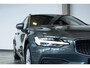 Volvo V60 B4 Essential Edition | Semi Elektrische wegklapbare Trekhaak | Stoelverwarming | Stuurwielverwarming | Parkeersensoren voor + achter | Parkeercamera | BLIS | Lederen Bekleding | Pilot Assist | Google Infotainment