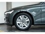 Volvo V60 B4 Essential Edition | Semi Elektrische wegklapbare Trekhaak | Stoelverwarming | Stuurwielverwarming | Parkeersensoren voor + achter | Parkeercamera | BLIS | Lederen Bekleding | Pilot Assist | Google Infotainment