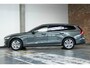Volvo V60 B4 Essential Edition | Semi Elektrische wegklapbare Trekhaak | Stoelverwarming | Stuurwielverwarming | Parkeersensoren voor + achter | Parkeercamera | BLIS | Lederen Bekleding | Pilot Assist | Google Infotainment