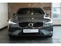 Volvo V60 B4 Essential Edition | Semi Elektrische wegklapbare Trekhaak | Stoelverwarming | Stuurwielverwarming | Parkeersensoren voor + achter | Parkeercamera | BLIS | Lederen Bekleding | Pilot Assist | Google Infotainment