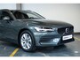 Volvo V60 B4 Essential Edition | Semi Elektrische wegklapbare Trekhaak | Stoelverwarming | Stuurwielverwarming | Parkeersensoren voor + achter | Parkeercamera | BLIS | Lederen Bekleding | Pilot Assist | Google Infotainment