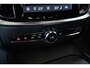 Volvo V60 B4 Essential Edition | Semi Elektrische wegklapbare Trekhaak | Stoelverwarming | Stuurwielverwarming | Parkeersensoren voor + achter | Parkeercamera | BLIS | Lederen Bekleding | Pilot Assist | Google Infotainment