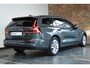 Volvo V60 B4 Essential Edition | Semi Elektrische wegklapbare Trekhaak | Stoelverwarming | Stuurwielverwarming | Parkeersensoren voor + achter | Parkeercamera | BLIS | Lederen Bekleding | Pilot Assist | Google Infotainment