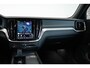 Volvo V60 B4 Essential Edition | Semi Elektrische wegklapbare Trekhaak | Stoelverwarming | Stuurwielverwarming | Parkeersensoren voor + achter | Parkeercamera | BLIS | Lederen Bekleding | Pilot Assist | Google Infotainment