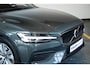 Volvo V60 B4 Essential Edition | Semi Elektrische wegklapbare Trekhaak | Stoelverwarming | Stuurwielverwarming | Parkeersensoren voor + achter | Parkeercamera | BLIS | Lederen Bekleding | Pilot Assist | Google Infotainment