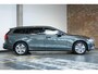 Volvo V60 B4 Essential Edition | Semi Elektrische wegklapbare Trekhaak | Stoelverwarming | Stuurwielverwarming | Parkeersensoren voor + achter | Parkeercamera | BLIS | Lederen Bekleding | Pilot Assist | Google Infotainment