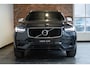 Volvo XC90 T8 Twin Engine AWD R-Design | Dealeronderhouden | Head-Up Display | BLIS | Adaptive Cruise Control | Keyles Entree | Parkeersensoren voor + achter | Parkeercamera | Stoelverwarming | High Performance Audio |