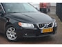 Volvo V70 2.5T Momentum Nederlandse auto 5 cilinder met oa leren bekleding navigatie pdc trekhaak cv ecc cruise control