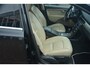 Volvo V70 2.5T Momentum Nederlandse auto 5 cilinder met oa leren bekleding navigatie pdc trekhaak cv ecc cruise control