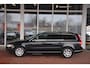 Volvo V70 2.5T Momentum Nederlandse auto 5 cilinder met oa leren bekleding navigatie pdc trekhaak cv ecc cruise control