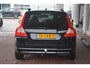 Volvo V70 2.5T Momentum Nederlandse auto 5 cilinder met oa leren bekleding navigatie pdc trekhaak cv ecc cruise control