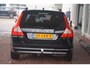 Volvo V70 2.5T Momentum Nederlandse auto 5 cilinder met oa leren bekleding navigatie pdc trekhaak cv ecc cruise control