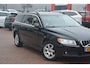 Volvo V70 2.5T Momentum Nederlandse auto 5 cilinder met oa leren bekleding navigatie pdc trekhaak cv ecc cruise control