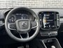 Volvo XC40 Plug-in Hybrid T5 R-Design | Panoramadak | 20" velgen | Stoel- en stuurverwarming | 360 camera | Voorruitverwarming | Elektrische stoelverstelling | Navigatie | Cruise control | Parkeersensoren voor + achter | Apple Carplay / Android Auto | Draadloze telefoonlader |