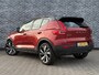 Volvo XC40 Plug-in Hybrid T5 R-Design | Panoramadak | 20" velgen | Stoel- en stuurverwarming | 360 camera | Voorruitverwarming | Elektrische stoelverstelling | Navigatie | Cruise control | Parkeersensoren voor + achter | Apple Carplay / Android Auto | Draadloze telefoonlader |