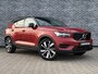 Volvo XC40 Plug-in Hybrid T5 R-Design | Panoramadak | 20" velgen | Stoel- en stuurverwarming | 360 camera | Voorruitverwarming | Elektrische stoelverstelling | Navigatie | Cruise control | Parkeersensoren voor + achter | Apple Carplay / Android Auto | Draadloze telefoonlader |