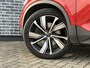 Volvo XC40 Plug-in Hybrid T5 R-Design | Panoramadak | 20" velgen | Stoel- en stuurverwarming | 360 camera | Voorruitverwarming | Elektrische stoelverstelling | Navigatie | Cruise control | Parkeersensoren voor + achter | Apple Carplay / Android Auto | Draadloze telefoonlader |