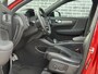 Volvo XC40 Plug-in Hybrid T5 R-Design | Panoramadak | 20" velgen | Stoel- en stuurverwarming | 360 camera | Voorruitverwarming | Elektrische stoelverstelling | Navigatie | Cruise control | Parkeersensoren voor + achter | Apple Carplay / Android Auto | Draadloze telefoonlader |