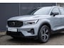 Volvo XC40 B4 Plus Dark | Verwarmde Voorstoelen en Stuurwiel | Semi- Elektrische Trekhaak | Verwarmbare Voorruit | Achteruitrijcamera | Harman Kardon Premium Audio | Keyless Entry en Start