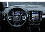 Volvo XC40 B4 Plus Dark | Verwarmde Voorstoelen en Stuurwiel | Semi- Elektrische Trekhaak | Verwarmbare Voorruit | Achteruitrijcamera | Harman Kardon Premium Audio | Keyless Entry en Start