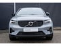 Volvo XC40 B4 Plus Dark | Verwarmde Voorstoelen en Stuurwiel | Semi- Elektrische Trekhaak | Verwarmbare Voorruit | Achteruitrijcamera | Harman Kardon Premium Audio | Keyless Entry en Start
