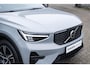 Volvo XC40 B4 Plus Dark | Verwarmde Voorstoelen en Stuurwiel | Semi- Elektrische Trekhaak | Verwarmbare Voorruit | Achteruitrijcamera | Harman Kardon Premium Audio | Keyless Entry en Start