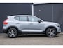 Volvo XC40 B4 Plus Dark | Verwarmde Voorstoelen en Stuurwiel | Semi- Elektrische Trekhaak | Verwarmbare Voorruit | Achteruitrijcamera | Harman Kardon Premium Audio | Keyless Entry en Start