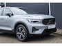 Volvo XC40 B4 Plus Dark | Verwarmde Voorstoelen en Stuurwiel | Semi- Elektrische Trekhaak | Verwarmbare Voorruit | Achteruitrijcamera | Harman Kardon Premium Audio | Keyless Entry en Start
