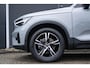 Volvo XC40 B4 Plus Dark | Verwarmde Voorstoelen en Stuurwiel | Semi- Elektrische Trekhaak | Verwarmbare Voorruit | Achteruitrijcamera | Harman Kardon Premium Audio | Keyless Entry en Start