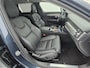 Volvo V90 2.0 T6 Phev AWD Plus 19” Wielen - Panoramadak - Trekhaak – Harman Kardon Audio -  Camera achter - Climate - Privacy Glass – Zwart lederen Interieur – Electrisch bedienbare voorstoelen met memory- Achterbank verwarming - Voorruit verwarming
