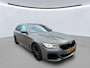 BMW 5-Serie Touring 520i High Executive M-SPORT l PANO l HUD l H/K l 360 CAMERA l ORG.NL l DEALER ONDERHOUDEN