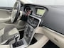 Volvo V40 2.0 T3 Momentum / Navigatie / Trekhaak / Cruise Control / Led Verlichting / 18 Inch LMV / Climate Control / Parkeersensoren / Verwarmde Stoelen / Telefoon / Compleet Dealer Onderhouden.