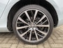 Volvo V40 2.0 T3 Momentum / Navigatie / Trekhaak / Cruise Control / Led Verlichting / 18 Inch LMV / Climate Control / Parkeersensoren / Verwarmde Stoelen / Telefoon / Compleet Dealer Onderhouden.