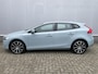 Volvo V40 2.0 T3 Momentum / Navigatie / Trekhaak / Cruise Control / Led Verlichting / 18 Inch LMV / Climate Control / Parkeersensoren / Verwarmde Stoelen / Telefoon / Compleet Dealer Onderhouden.