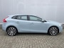 Volvo V40 2.0 T3 Momentum / Navigatie / Trekhaak / Cruise Control / Led Verlichting / 18 Inch LMV / Climate Control / Parkeersensoren / Verwarmde Stoelen / Telefoon / Compleet Dealer Onderhouden.