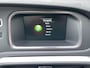 Volvo V40 2.0 T3 Momentum / Navigatie / Trekhaak / Cruise Control / Led Verlichting / 18 Inch LMV / Climate Control / Parkeersensoren / Verwarmde Stoelen / Telefoon / Compleet Dealer Onderhouden.
