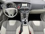 Volvo V40 2.0 T3 Momentum / Navigatie / Trekhaak / Cruise Control / Led Verlichting / 18 Inch LMV / Climate Control / Parkeersensoren / Verwarmde Stoelen / Telefoon / Compleet Dealer Onderhouden.