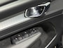 Volvo XC40 2.0 T4 Momentum Pro Automaat / Navigatie full map / Cruise control / Climate control / Parkeer sensoren