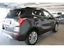 Opel Mokka X 1.4-140pk Turbo Black Edition. Werkelijk hele mooie en goed onderhouden hoogzitter ! Autm. airco, LM wielen, metallic lak, LED verlichting, navigatie, telefoonvoorb., privacy glass, stoel- en stuurwiel verw., trekhaak+afneembare kogel etc.
