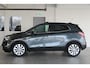 Opel Mokka X 1.4-140pk Turbo Black Edition. Werkelijk hele mooie en goed onderhouden hoogzitter ! Autm. airco, LM wielen, metallic lak, LED verlichting, navigatie, telefoonvoorb., privacy glass, stoel- en stuurwiel verw., trekhaak+afneembare kogel etc.