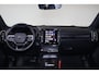Volvo XC40 Recharge Twin Plus 78 kWh - IntelliSafe Assist & Surround - Parkeercamera achter - Verwarmde voorstoelen & stuur - Parkeersensoren voor & achter - Draadloze tel. lader - Warmtepomp - Elektr. inklapbare trekhaak - 19' LMV