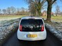 Volkswagen Up! 1.0 high up! | Navigatie | Parkeersensoren | Licht metaal |