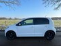Volkswagen Up! 1.0 high up! | Navigatie | Parkeersensoren | Licht metaal |