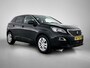 Peugeot 3008 SUV Blue Lease Executive 130pk | Navigatie | Climate Control | Cruise Control | Parkeersensoren v+a | Armsteun | Bluetooth | Apple Carplay / Android Auto | Draadloze telefoonlader | Regensensor | Donker getint glas | Afneembare trekhaak | Lage kilometerstand | 17" lichtmetalen velgen |