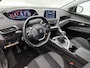 Peugeot 3008 SUV Blue Lease Executive 130pk | Navigatie | Climate Control | Cruise Control | Parkeersensoren v+a | Armsteun | Bluetooth | Apple Carplay / Android Auto | Draadloze telefoonlader | Regensensor | Donker getint glas | Afneembare trekhaak | Lage kilometerstand | 17" lichtmetalen velgen |