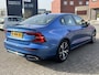 Volvo S60 2.0 T6 Recharge 340 pk AWD R-Design Navigatie Trekhaak Elek Stoel ACC Pilot Assist Blis Camera Apple Carplay Android Auto Plug in Hybride NL Auto 1e Eigenaar
