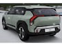 Kia EV3 Plus Advanced Long range Plus Advanced 81.4 kWh | €3.000,- Inruilvoordeel! | Private Lease vanaf €607,- | €700,- korting op laadpaal | 2,99% rente | 600Km WLTP | Stoel en stuur verwarming | Adaptieve cruisecontrol | Lederen bekleding | achteruitrij camera | Parkeersensoren V+A | Nu te bestellen KIA Leiderdorp: 071 760 06 00