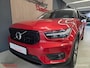 Volvo XC40 1.5 T4 Recharge R-Design|Fusion Red Metallic|CAM|Stoel/Stuur verwarm|Carplay