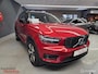 Volvo XC40 1.5 T4 Recharge R-Design|Fusion Red Metallic|CAM|Stoel/Stuur verwarm|Carplay
